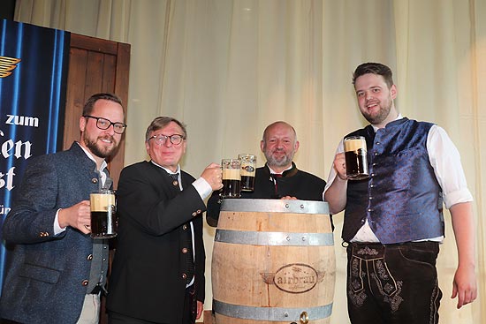 Aviator Anstich 2019 - das erste Bier ging an die Allestro Geschäftsführer Andreas Reichert und Gerhard Halamoda, Flughafen Chef Dr.Michael Kerloh, und Braumeister René Jacobsen (v.l. n.r.) (©Foto: Martin Schmitz)